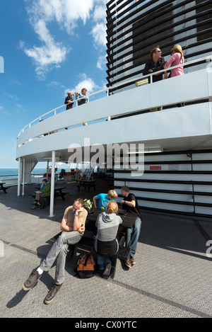 Les passagers se détendre sur un car-ferry transmanche dans la Manche entre Douvres et Dunkerque. Banque D'Images
