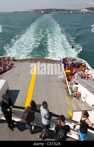 Les passagers d'un car-ferry transmanche laissant Dover UK Banque D'Images