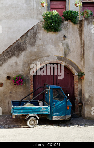 Petit Singe italien chariot garé en face de la porte, Laiatico Toscane Italie Banque D'Images