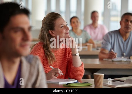 Les étudiants en classe, woman with hand on chin Banque D'Images