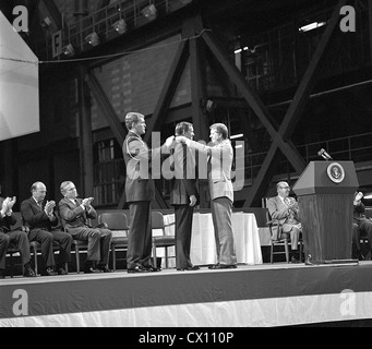 L'astronaute Neil Armstrong reçoit la première médaille d'honneur de l'espace du Congrès du Président Jimmy Carter Banque D'Images