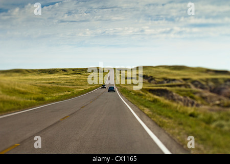 Voitures sur route ouverte, Wyoming, USA Banque D'Images