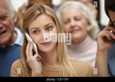 Portrait de femme avec un groupe de personnes en arrière-plan Banque D'Images