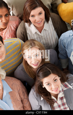 Portrait de groupe de personnes looking at camera, high angle Banque D'Images