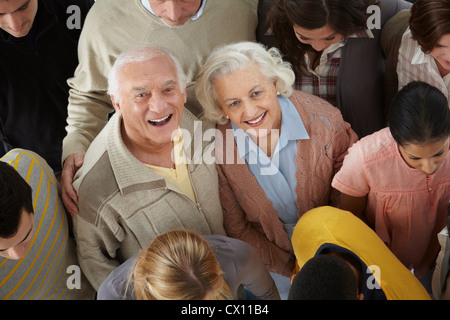 Portrait de groupe de personnes looking at camera, high angle Banque D'Images