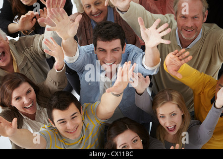 Groupe de personnes avec les bras levés, high angle Banque D'Images