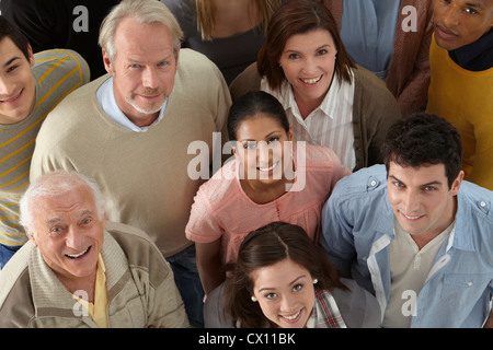 Portrait de groupe de personnes looking at camera, high angle Banque D'Images