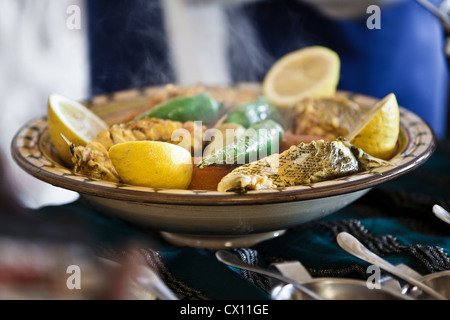 Restaurant tunisien plat de légumes avec du groupeur, Djerba Banque D'Images