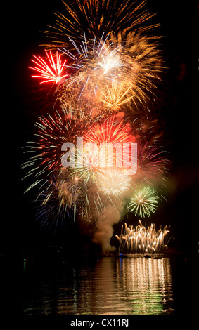 D'artifice au-dessus de l'eau Banque D'Images