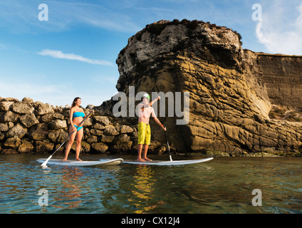 Les gens qui font de Stand Up Paddle Surf à Tarifa, Cadix, Andalousie, espagne. Banque D'Images