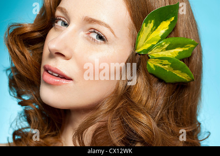 Femme avec des feuilles dans les cheveux Banque D'Images