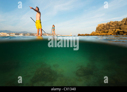 Les gens qui font de Stand Up Paddle Surf. Banque D'Images