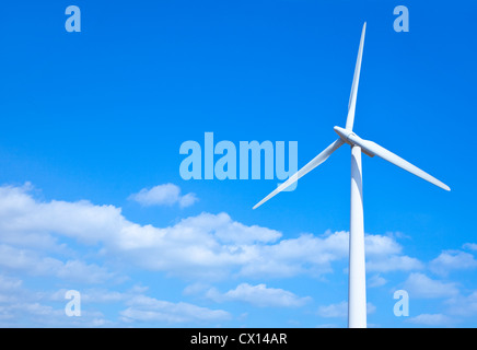 Wind turbine sur un ciel bleu Banque D'Images