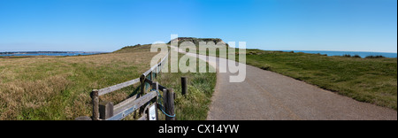 Un sentier de randonnée sur Hengistbury Head, entre les villes de Christchurch et de Bournemouth dans le Dorset, en Angleterre, avec Warren Hill. Banque D'Images