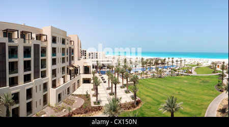 Panorama de piscines et plage à l'hôtel de luxe, l'île de Saadiyat, Abu Dhabi, UAE Banque D'Images