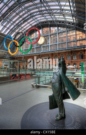 Statue de Sir John Betjeman, contemplant la célèbre valuted Barlow, une fois le toit le plus grand au monde à St Pancras, Londres. Banque D'Images