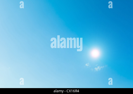 Soleil ciel bleu et peu de fond de nuage Banque D'Images