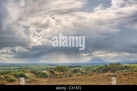 Une douche de pluie passe par la montagne Nephin Beg dans le comté de Mayo dans l'ouest de l'Irlande Banque D'Images