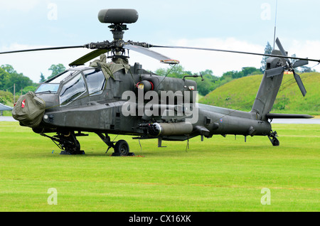 COSFORD, SHROPSHIRE, Angleterre - le 17 juin : Boeing AH-64 Apache Hélicoptère de combat en attente pour l'affichage le 17 juin 2012 à Cosford, Banque D'Images