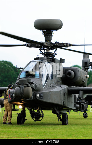 COSFORD, SHROPSHIRE, Angleterre - le 17 juin : Boeing AH-64 Apache après l'atterrissage d'hélicoptère d'attaque afficher le 17 juin 2012 à Cosford Banque D'Images