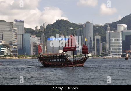 Jonque Chinoise avec l'horizon de Hong Kong dans l'arrière-plan (Hong Kong, Chine) Banque D'Images