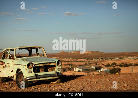 Carcasse de voiture Trabant est-allemand et le paysage autour de Coober Pedy, South Australia, Australia Banque D'Images