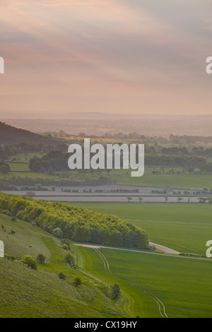 Un faible misty dans toute la vallée de Pewsey dans Wiltshire de Knapp Hill. Banque D'Images