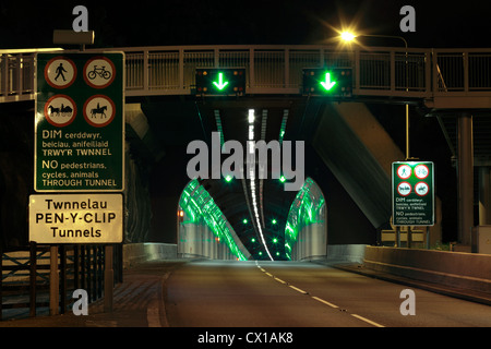 L'un des pen-y-clip tunnels routiers sur l'A55(T) route entre Penmaenmawr et Llanfairfechan, au nord du Pays de Galles. Banque D'Images