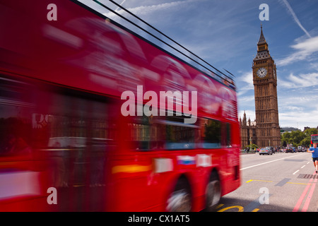 Un bus passe au-dessus de Westminster Bridge passé les chambres du Parlement à Londres. Banque D'Images