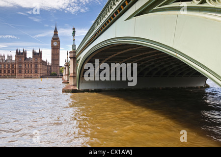 À l'égard de Big Ben et des chambres du Parlement sur la Tamise. Banque D'Images