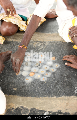 Les hommes indiens jouant un jeu local l'Andhra Pradesh en Inde du Sud Banque D'Images