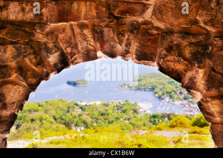 USA (Maine), Camden townscape comme vu par stone arch Banque D'Images