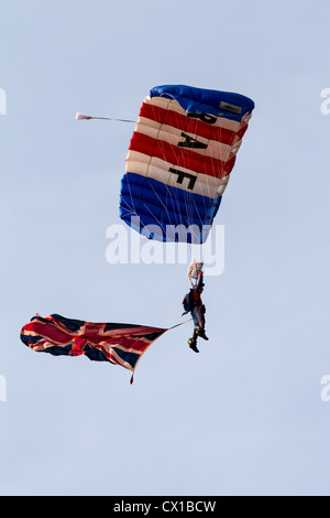 L'équipe de démonstration de parachutisme RAF portant le drapeau de l'union au Bristol International Balloon Fiesta, 2012 Banque D'Images