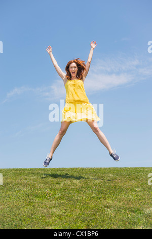 USA, New Jersey, Mendham, Woman jumping on meadow Banque D'Images