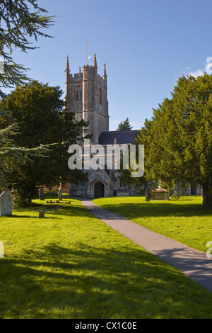 L'église de St James avec son cimetière d'Avebury, Wiltshire. Banque D'Images