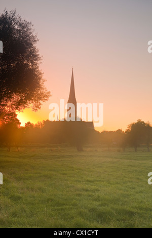 L'ensemble de l'ouest à l'eau 68 London meadows vers la cathédrale de Salisbury, à l'aube. Banque D'Images