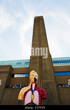 La sculpture 'Hymne' par Damien Hurst en dehors de la Tate Modern Gallery de Londres. Banque D'Images
