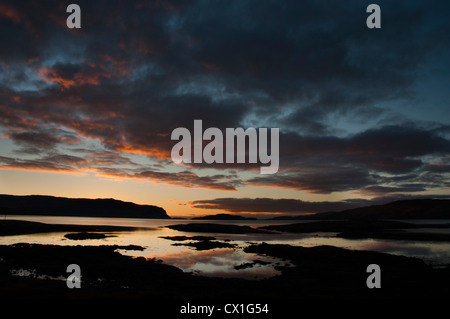 Coucher du soleil sur le Loch Na Keal, îles de Mull, côte ouest de l'Écosse. Banque D'Images