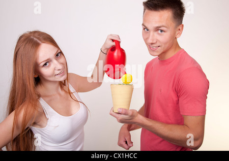 Portrait d'un jeune couple heureux fleur d'arrosage. Banque D'Images