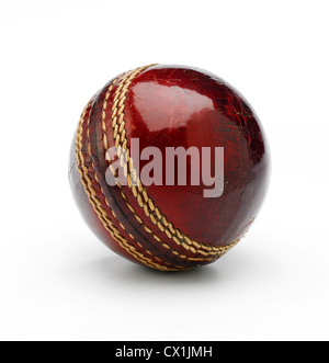 Une nouvelle balle de cricket sur un fond blanc montrant stiching. Banque D'Images