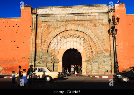 Bab Agnaou, une porte almohade menant à la Kasbah de la médina de Marrakech, Maroc Banque D'Images