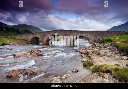 Coucher du soleil à Sligachan pont sur l'île de Skye, Écosse, Royaume-Uni Banque D'Images