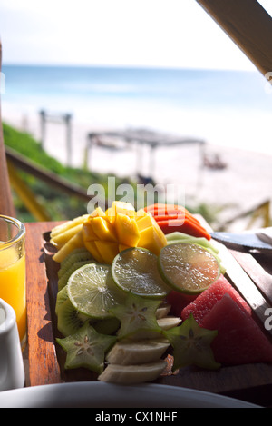 Plateau de fruits sur la plage Banque D'Images