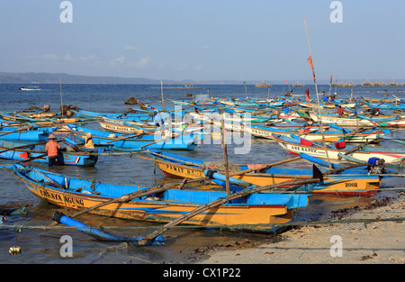 Bateau de pêche à balancier en bois la flotte au large de la plage de Pangandaran, Ouest de Java. Banque D'Images