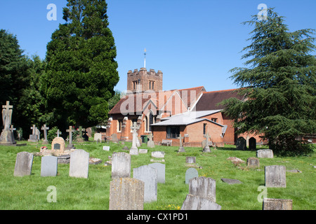 Le cimetière de l'église paroissiale de St James, Fulmer. Banque D'Images