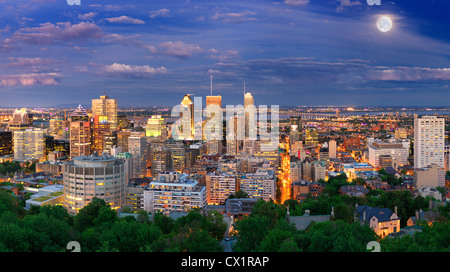 Vue nocturne de Montréal depuis le mont Royal Lookout Banque D'Images