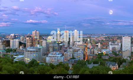 Vue nocturne de Montréal depuis le mont Royal Lookout Banque D'Images