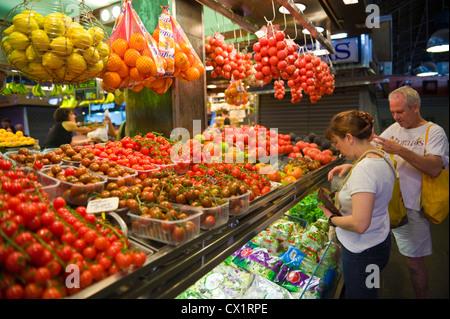 Vente de décrochage de nombreuses variétés de tomates au Mercat St Josep marché alimentaire de la Boqueria Ramblas de Barcelone Catalogne Espagne ES Banque D'Images