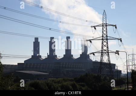 Connah's Quay power station, gérée par e-on, avec des pylônes électriques dans le Nord du Pays de Galles UK Banque D'Images
