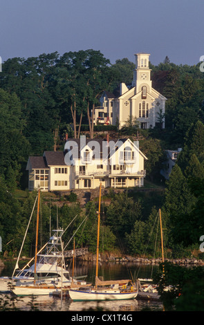 Bateaux amarrés dans le port ancien Rockport Rockport United Methodist Church dans le Maine. Banque D'Images